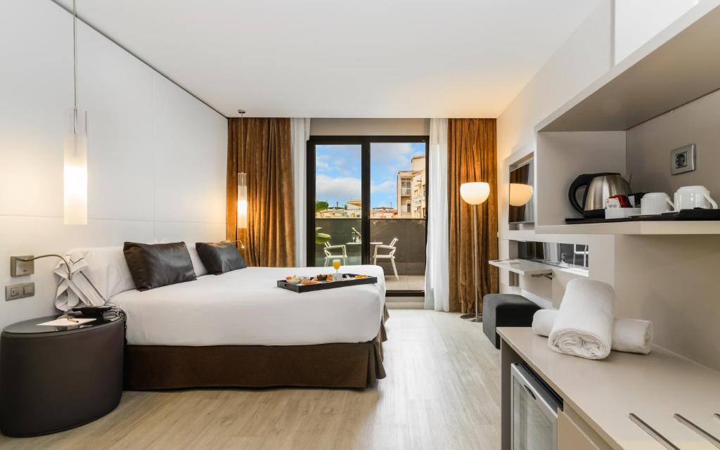 The modern Hotel Grums is located in central Barcelona, 5 minutes' walk from Barcelona’s port, ferry terminal and cruise terminal.