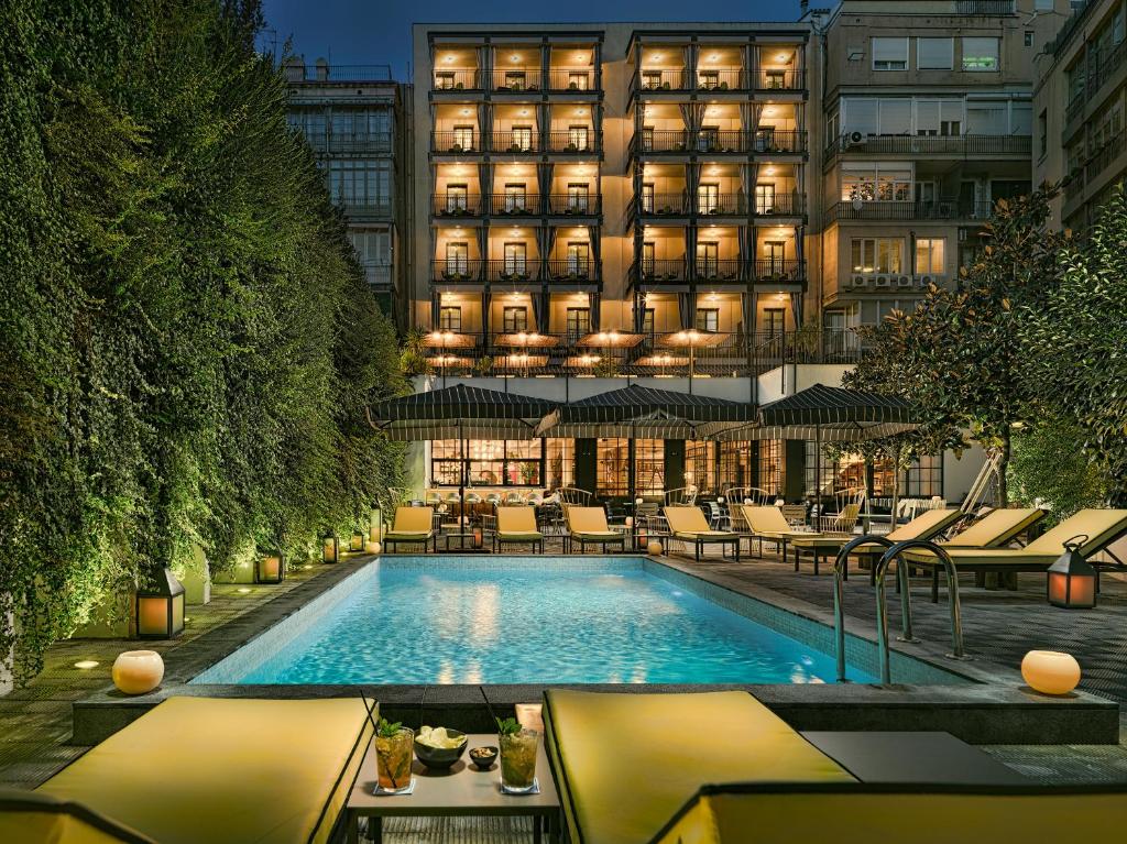 Com um terraço no último piso com um bar e uma piscina chill-out, o H10 Metropolitan está localizado em Barcelona, a 90 metros da Plaça Catalunya.