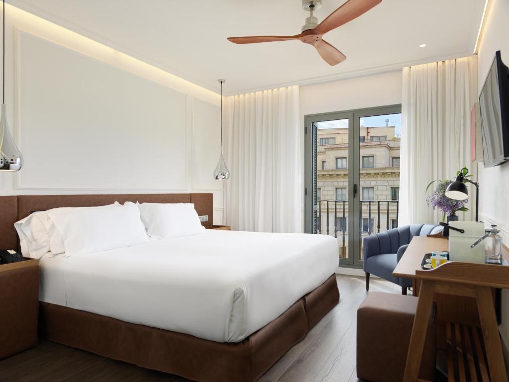 Idéalement situé à seulement 100 mètres de la Plaça Catalunya et des Ramblas, ce nouvel hôtel allie une façade du XIXe siècle...