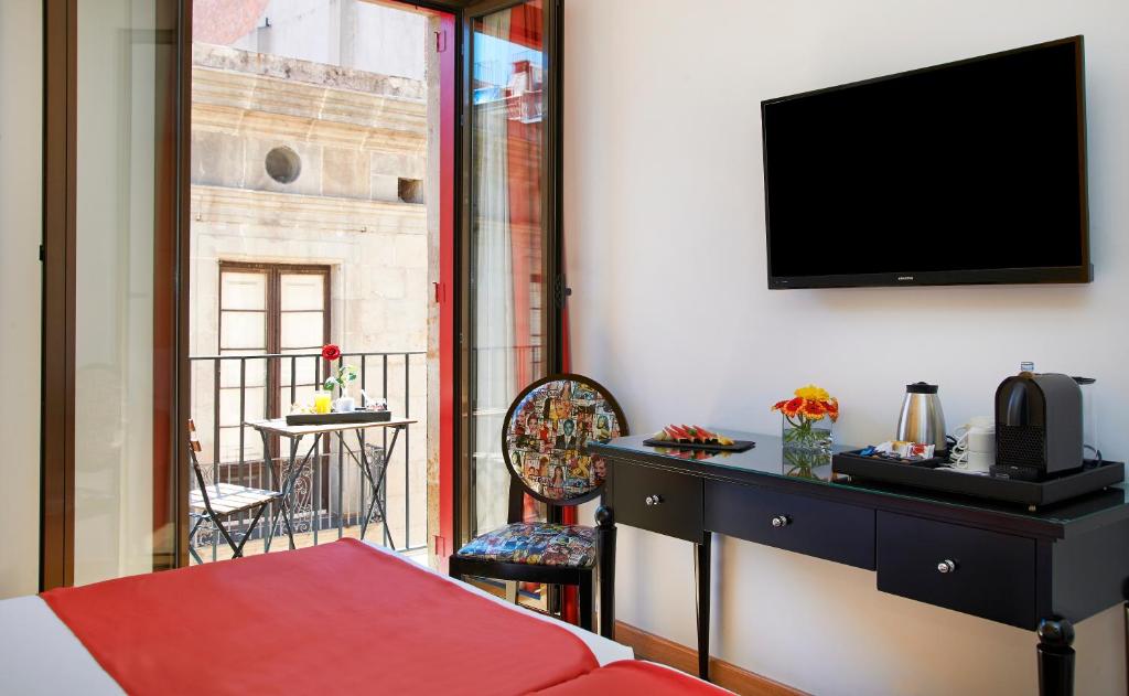 Hesperia Barcelona Barri Gòtic is in Barcelona’s Gothic Quarter, just 100 metres from the port and 500 metres from Las Ramblas.
