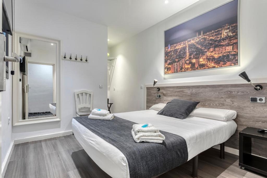 Das HOSTAL BEDMATES begrüßt Sie im Stadtteil Sants-Montjuïc von Barcelona, 2,9 km vom Strand Sant Miquel entfernt.