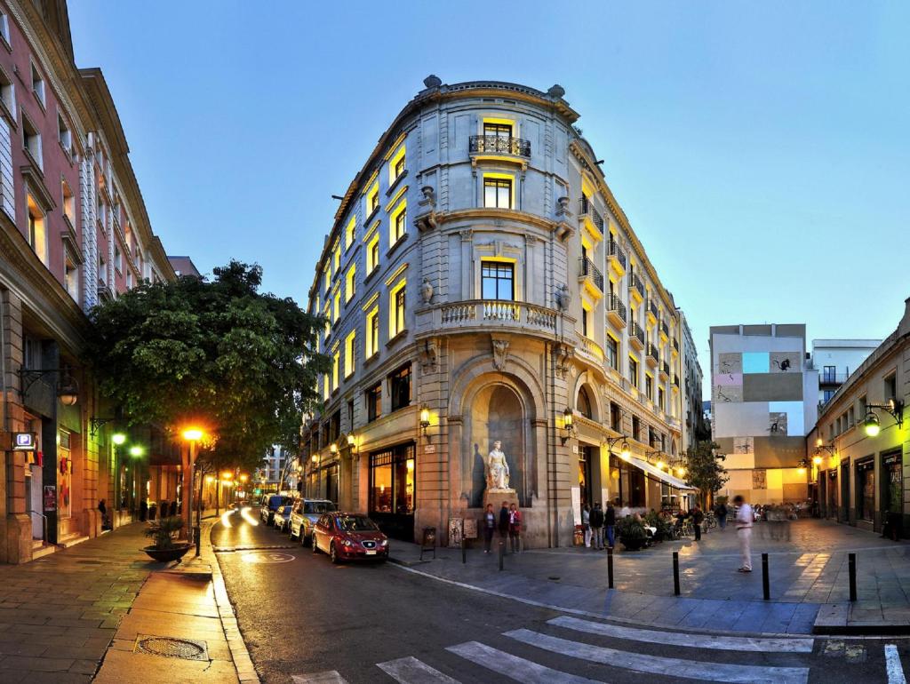 Situato sulla famosa La Rambla di Barcellona, questo edificio restaurato del XIX secolo vanta una piscina all'ultimo piano con terrazza solarium.
