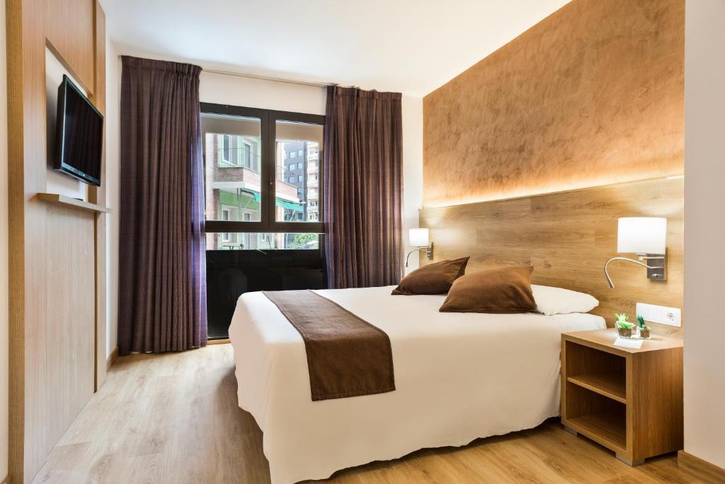 Set just off Plaça d’Espanya and at the foot of Montjuïc, Hotel Acta Azul Barcelona offers stylish accommodation in central Barcelona.
