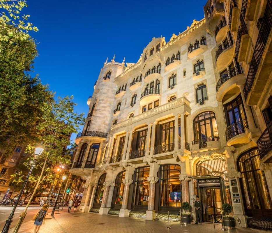 Questo iconico, L'edificio modernista si trova alla testa dell'elegante Passeig de Gracia Avenue di Barcellona.