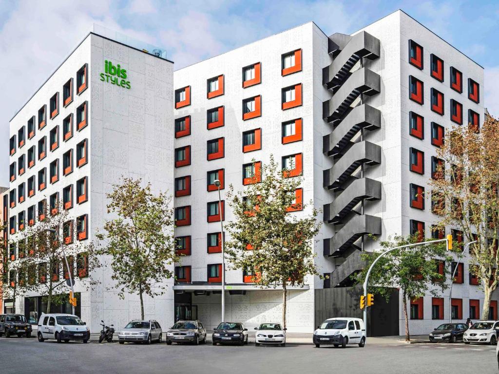 Located in Barcelona, 900 metres from Port Olympic, ibis Styles Barcelona City Bogatell features private parking and free WiFi access.