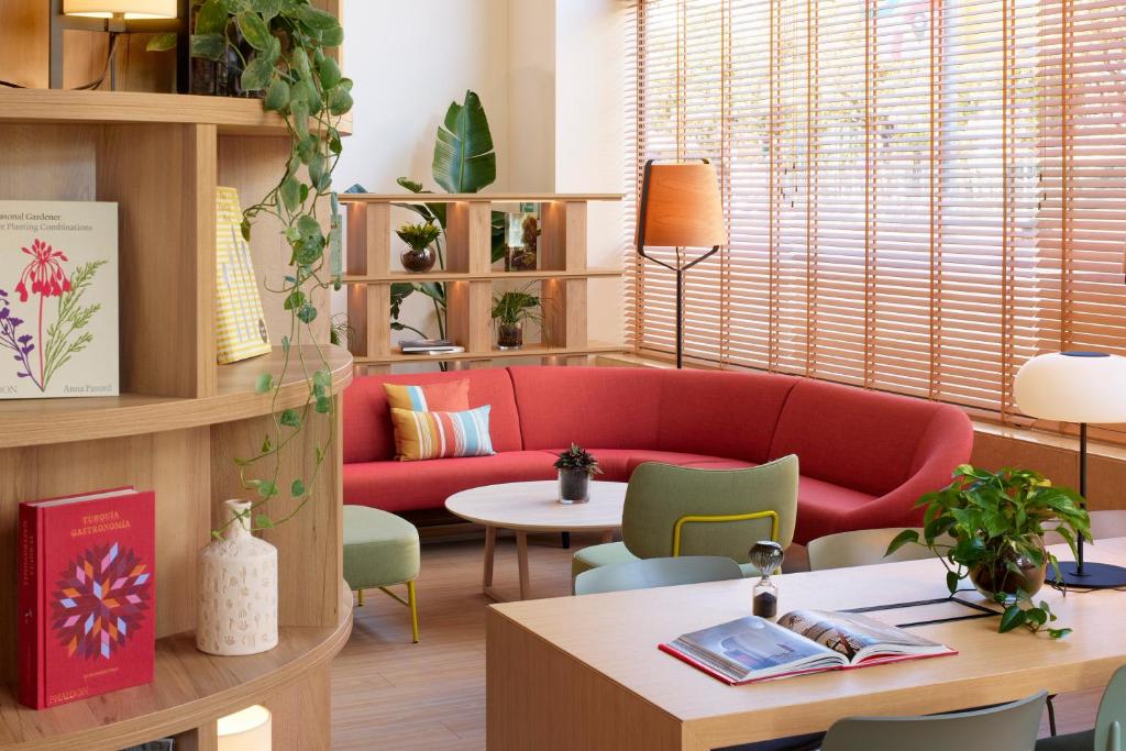 INNSiDE by Meliá Barcelona Apolo is located at the foot of Montjuïc, 7 minutes’ walk from Barcelona’s Ramblas.