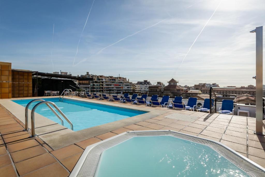 Das Sunotel Junior begrüßt Sie 300 m von Francesc Macià entfernt mit einem saisonalen Whirlpool und einem Pool und Panoramablick auf die Dachterrasse.