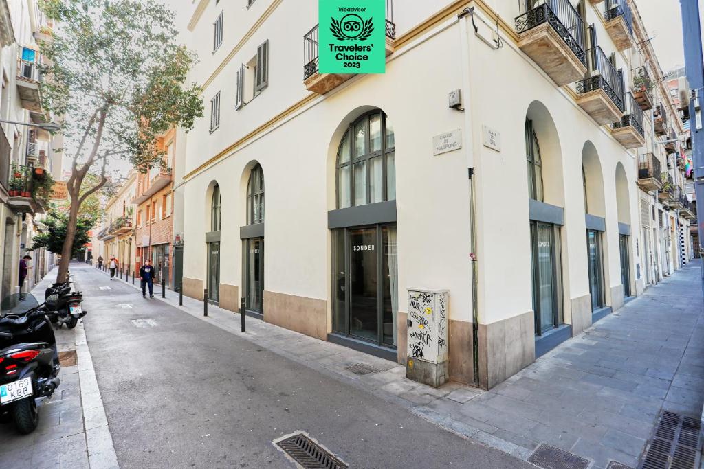 A 10-minute walk from La Pedrera, Sonder l La Casa del Sol is situated in Barcelona and features rooms with free WiFi.