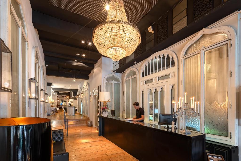 Hotel Market is located next to Barcelona’s San Antonio Market, 10 minutes' walk from MACBA Gallery.