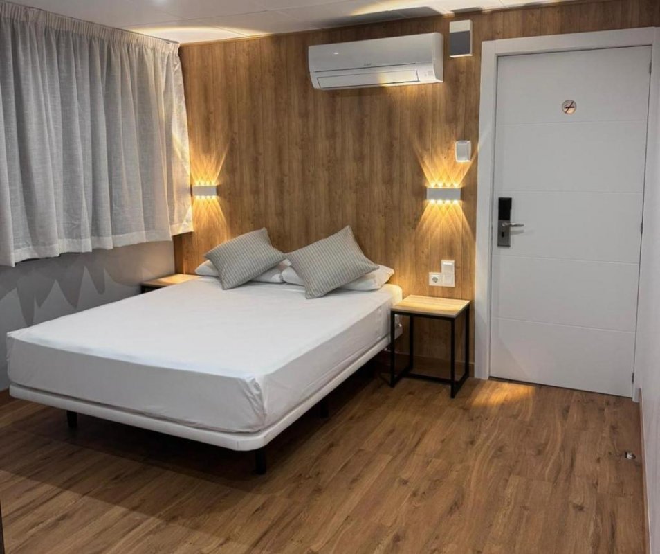 El Hotel Medicis está a 5 minutos a pie de la estación de metro de Sant Pau, que le permite llegar al centro de Barcelona en unos 10 minutos.
