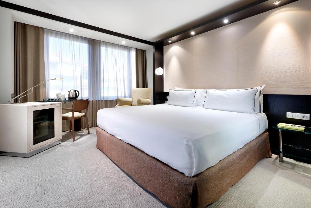 Meliá Barcelone Le Sarriá possède un spa, une salle de sport ouverte 24h/24 et un restaurant. Les travaux majeurs de Gaudi, tels que La Pedrera et Casa Battló sont à 2 km.