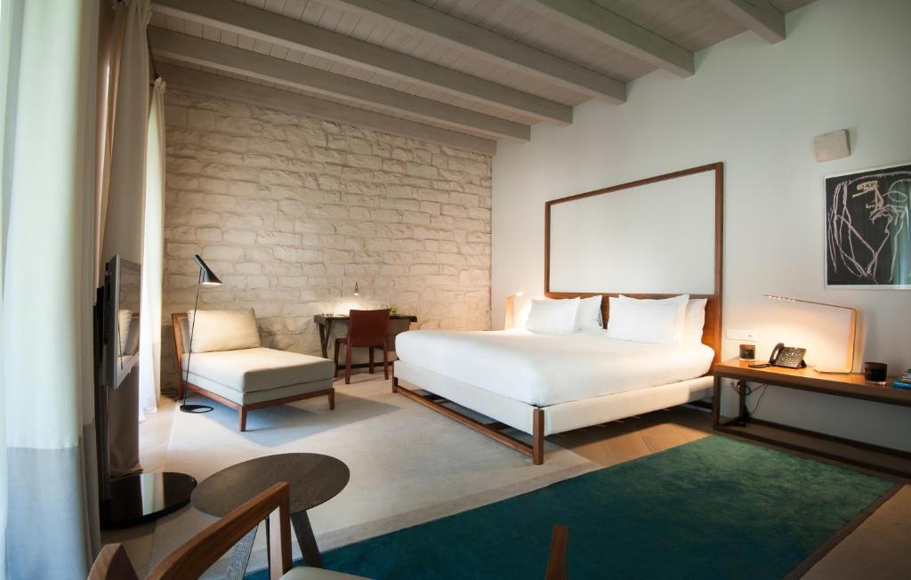 Featuring a rooftop swimming pool, Mercer Hotel Barcelona is set in Barcelona’s Gothic Quarter, within 10 minutes’ walk of Las Ramblas.