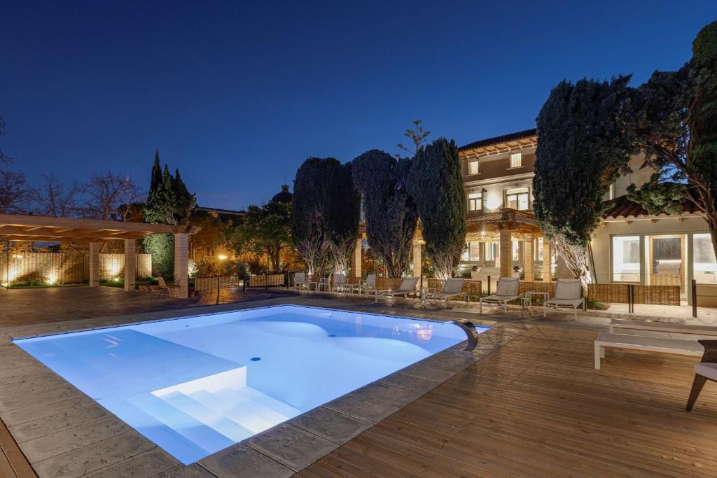 Hotel Boutique Mirlo Barcelona features a garden, shared lounge, a restaurant and bar in Barcelona.