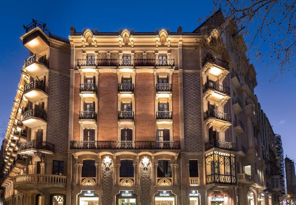 Situé sur le Paseo de Gracia à la mode, à moins de 5 minutes à pied des chefs-d'œuvre de Gaudi, Casa Battló et La Pedrera, le Monument Hotel...