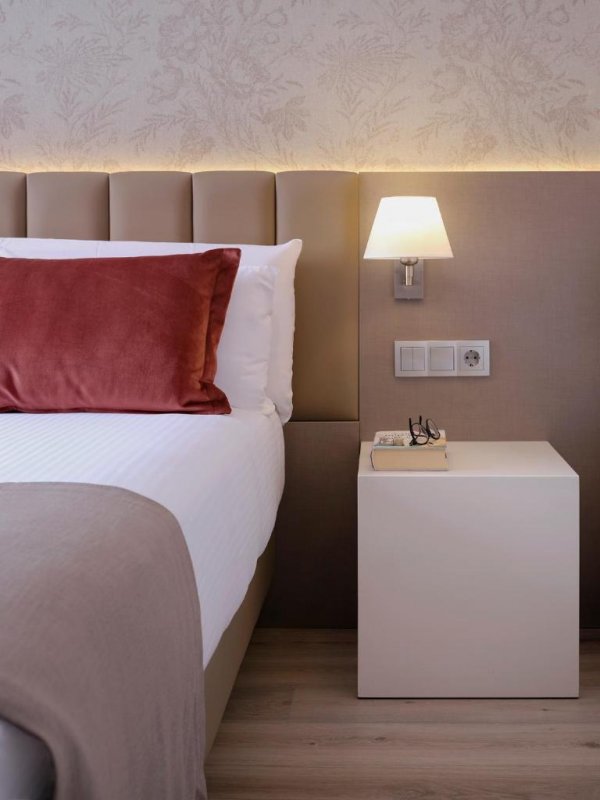 This modern hotel is centrally located 5 minutes’ walk from Barcelona’s Urquinaona Metro Station and 400 metres from the Palau de la Musica.