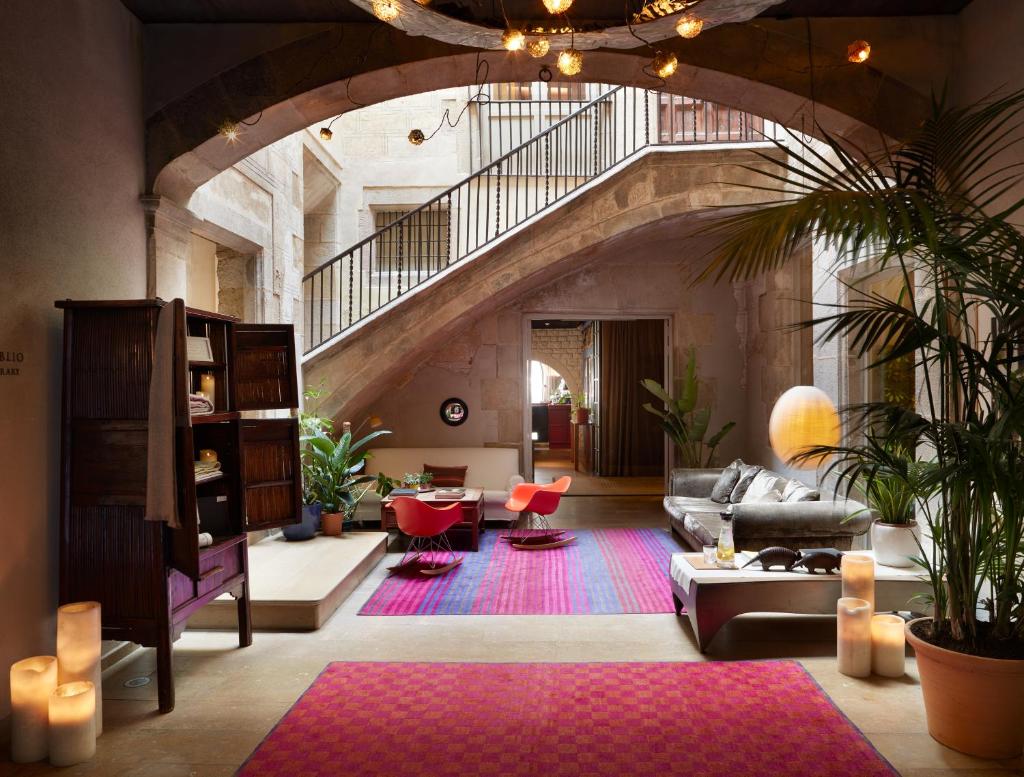 Cet hôtel chic et exclusif est situé dans une maison aristocratique du XVIIIe siècle donnant sur une place isolée au cœur du quartier gothique.