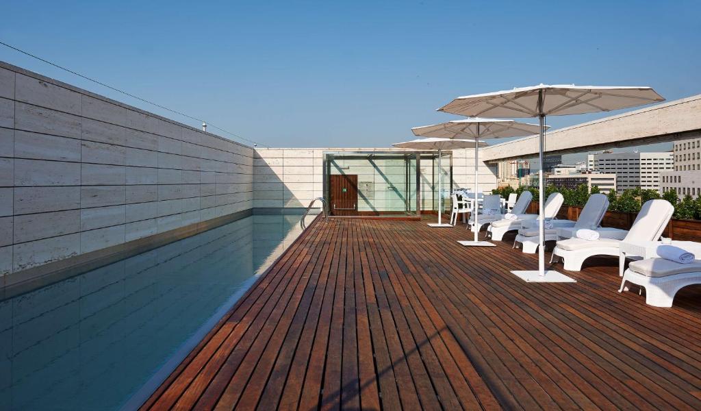 El NH Collection Barcelona Constanza ofrece una piscina en la azotea y terraza, habitaciones modernas con TV vía satélite.