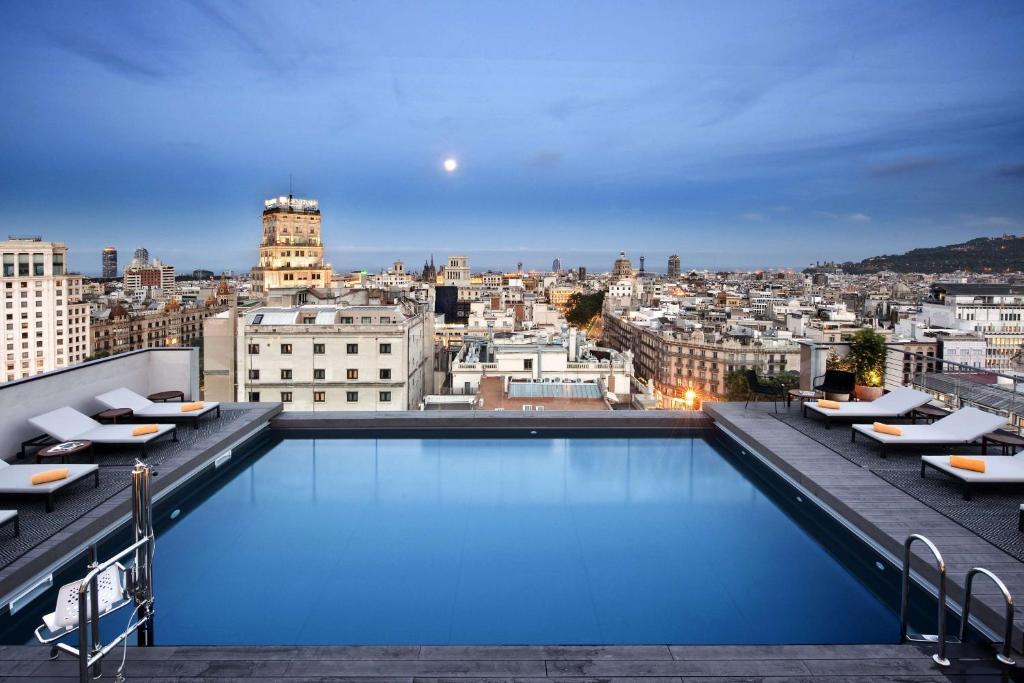 El elegante NH Collection Barcelona Gran Hotel Calderón tiene una excelente ubicación junto al Passeig de Gràcia Boulevard en el centro de Barcelona.