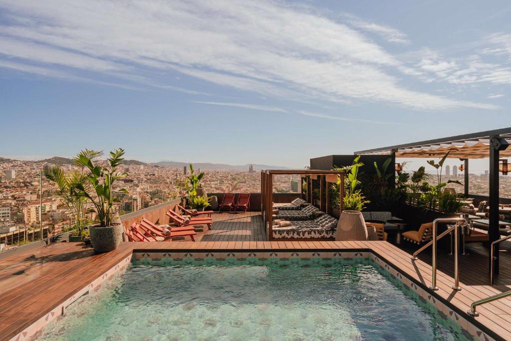 Situated in Barcelona, 400 metres from Sants Railway Station, Nobu Hotel Barcelona features accommodation with an outdoor swimming pool, private parking, a...