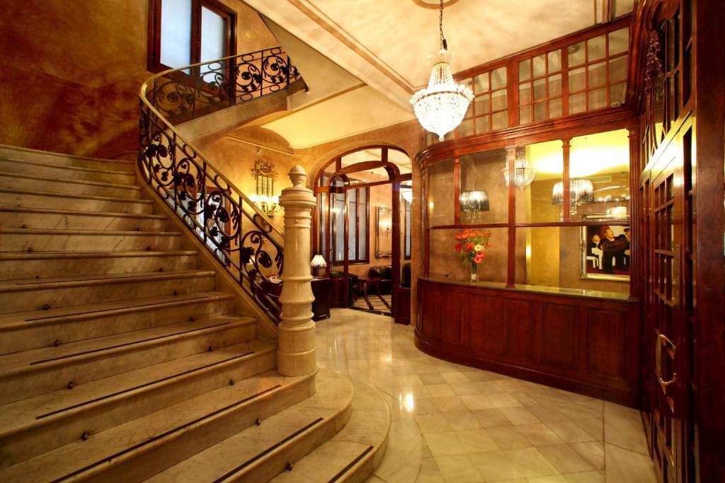Offering air-conditioned rooms, free WiFi and an on-site restaurant, Hotel Nouvel is located on a pedestrianised street just 100 metres from Barcelona’s...
