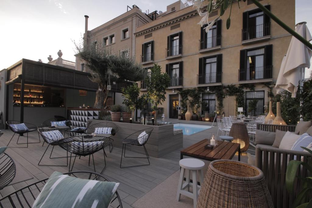 Hotel Oasis is located just 250 metres from França Railway Station and 100 metres from Barcelona’s Born district.