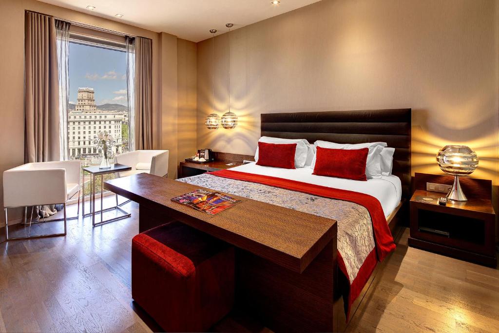 El Hotel Olivia Plaza está situado en la Plaza Catalunya, en el centro de Barcelona, y ofrece conexión Wi-Fi gratuita y un bar con vistas a la iglesia de Santa Ana.
