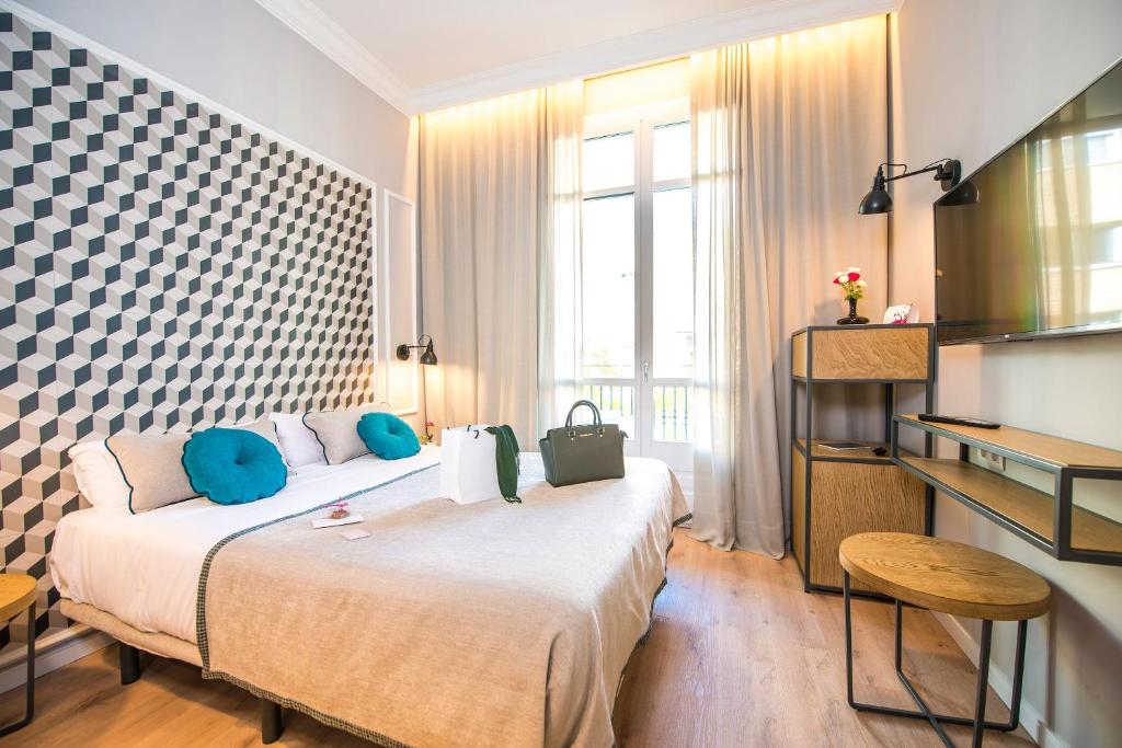 Located in a historic building in the heart of Rambla Catalunya, Mosaic Barcelona by Ona is situated in Barcelona, 10 minutes' walk from Plaça Catalunya...