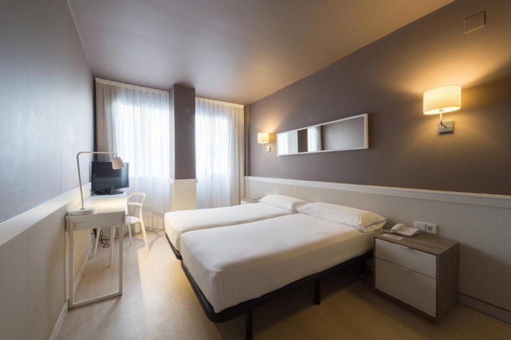 Situated just 10 minutes walk from the stunning centre of Barcelona, this smart and practical hotel is set in the charming neighbourhood of Poble Sec, at...