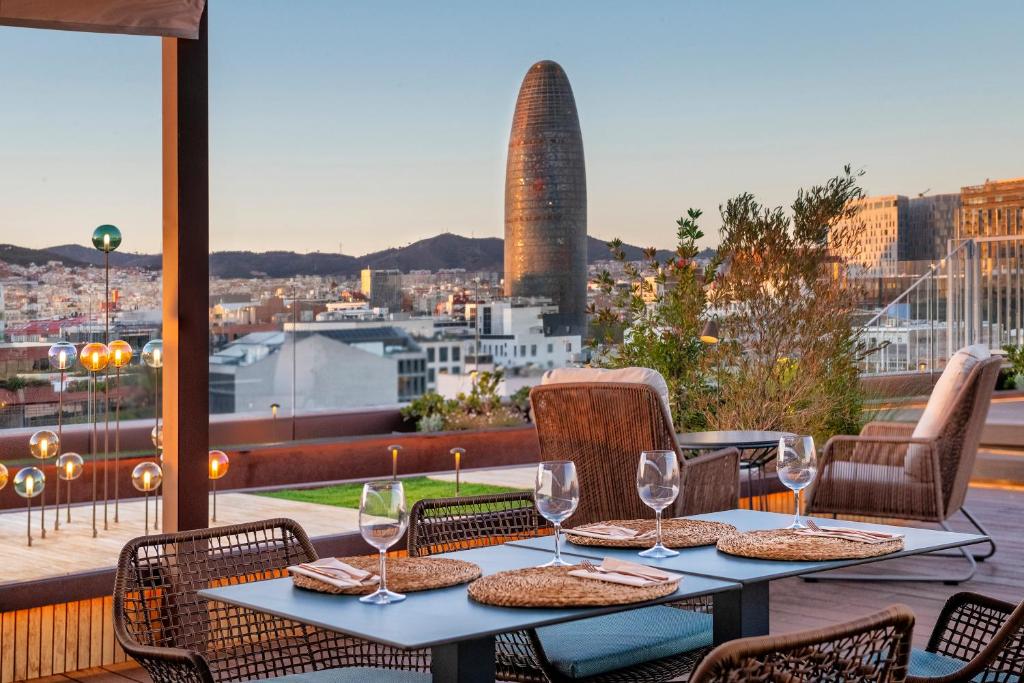 Pere IV is situated in the Poble Nou District, 10 minutes’ walk from the lively Port Olimpic area and Barcelona's beaches.
