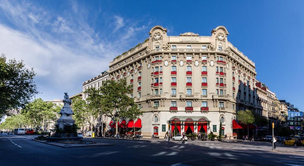Hotel El Palace Barcelona is located in Eixample District, close to the Ramblas, the main shopping area and Barcelona’s main tourist attractions.