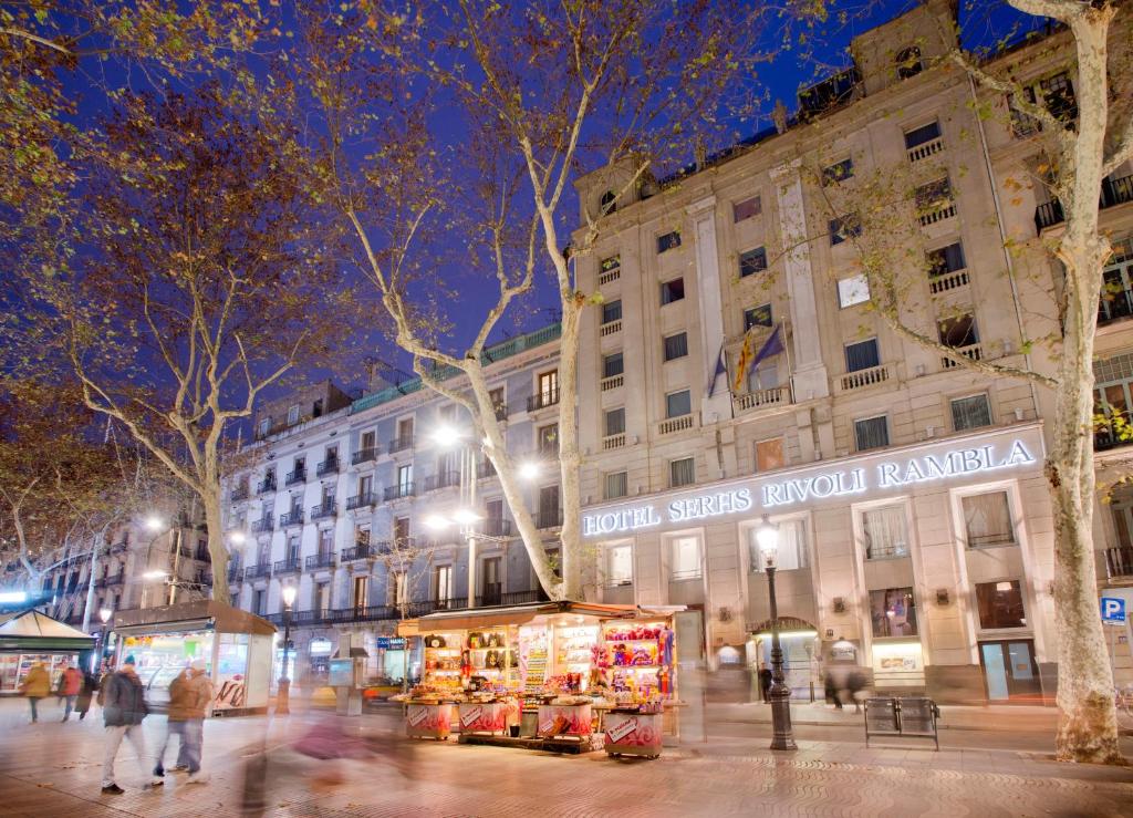 Situé sur les célèbres Ramblas, l'Hôtel SERHS Rivoli Rambla dispose d'une belle cour intérieure et d'une terrasse d'où vous pourrez profiter d'une vue...