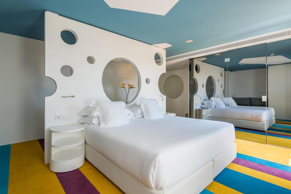 Room Mate Pau is set 50 metres from the emblematic Plaza Catalunya. It offers a stylish décor and a terrace and bright, contemporary rooms with free Wi-Fi.