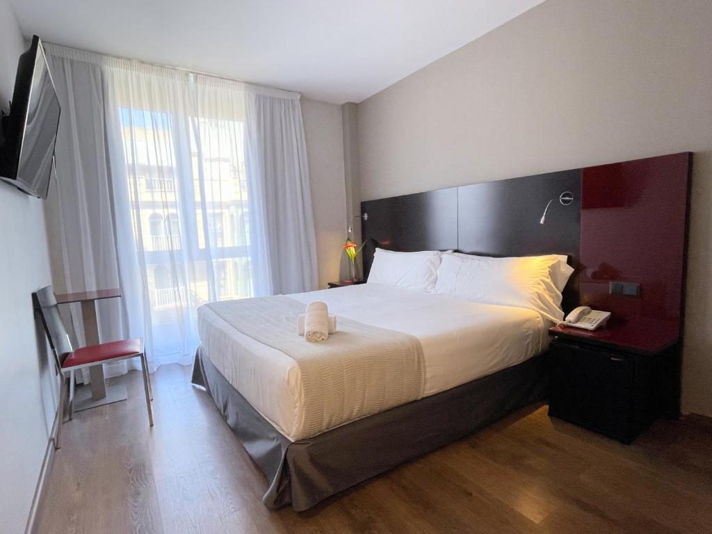 Este hotel elegante y moderno, situado a 5 minutos a pie de la Sagrada Familia, ofrece recepción 24 horas y conexión Wi-Fi gratuita en todas las instalaciones.