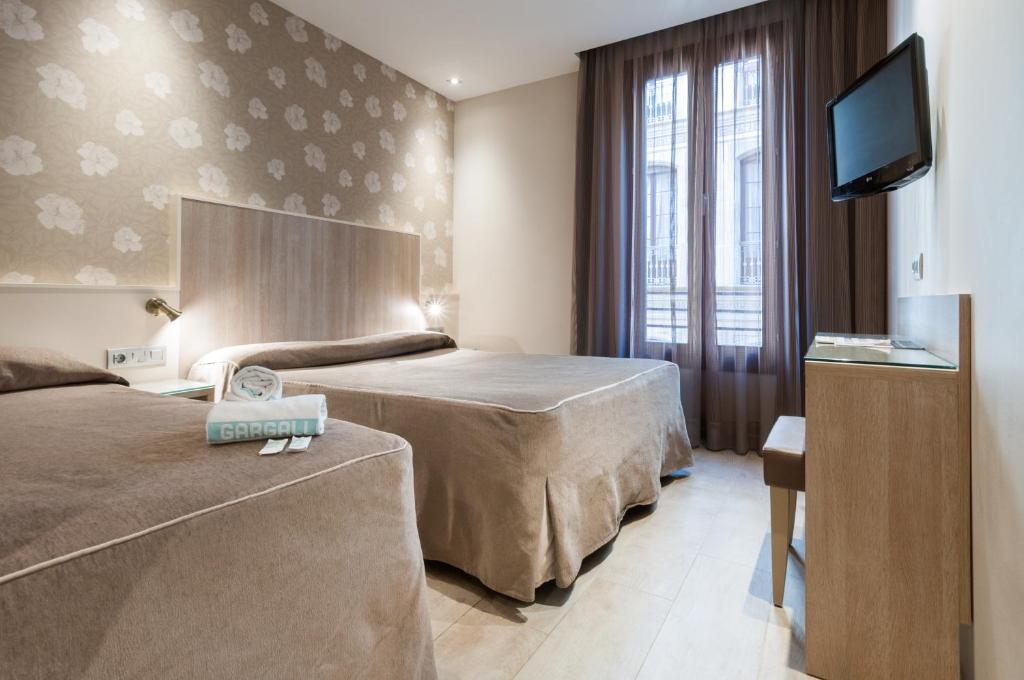 L'Hotel Santa Marta si trova a soli 100 metri dalla famosa zona Born di Barcellona e dalla stazione ferroviaria di França.