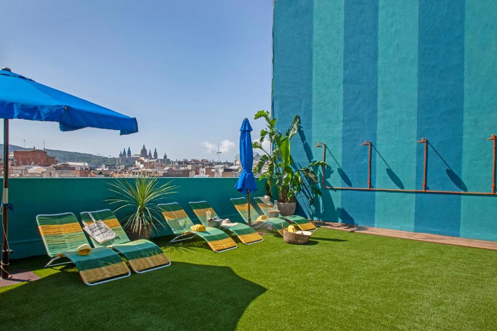 Dotato di arredi anni '50, questo moderno hotel offre camere climatizzate con connessione WiFi gratuita e TV satellitare a schermo piatto.