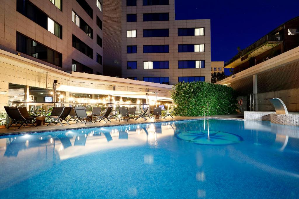 Situado a 300 metros de la Nova Icaria de Barcelona Playa, Hotel SB Icaria ofrece gimnasio, sauna y piscina al aire libre con terraza y bañera de hidromasaje.