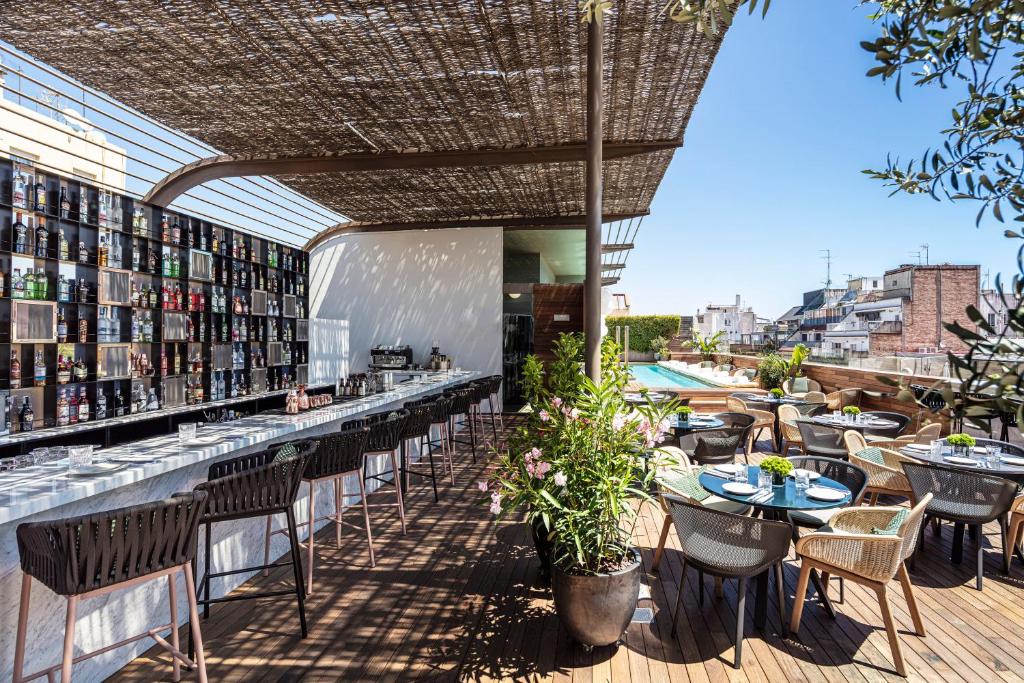 Sir Victor Hotel, parte della Sircle Collection di Barcellona, offre sistemazioni eleganti sul Passeig de Gràcia, a 5 minuti a piedi dalla Pedrera di Gaudí.