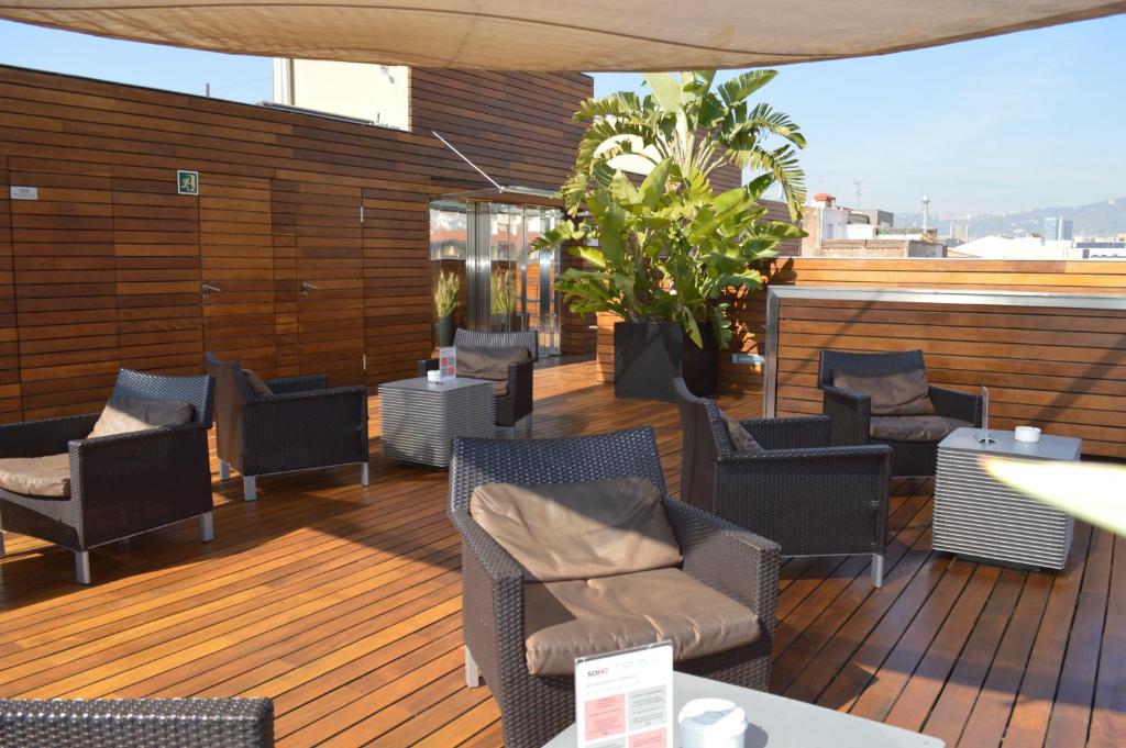 Situato sulla Gran Via, nel centro di Barcellona, l'elegante Hotel Soho offre una piscina stagionale all'ultimo piano e una terrazza solarium con vista panoramica.