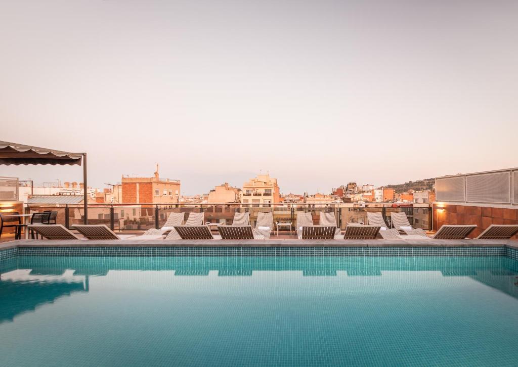 Situato nel centro di Barcellona, a soli 10 minuti a piedi da Plaza, il Sunotel Central offre una piscina all'ultimo piano e una vasca idromassaggio con vista su Barcellona.
