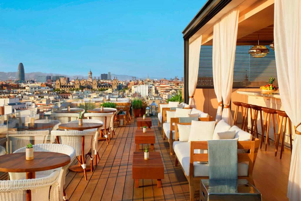 The Barcelona EDITION has a restaurant, outdoor swimming pool, a fitness centre and bar in Barcelona.
