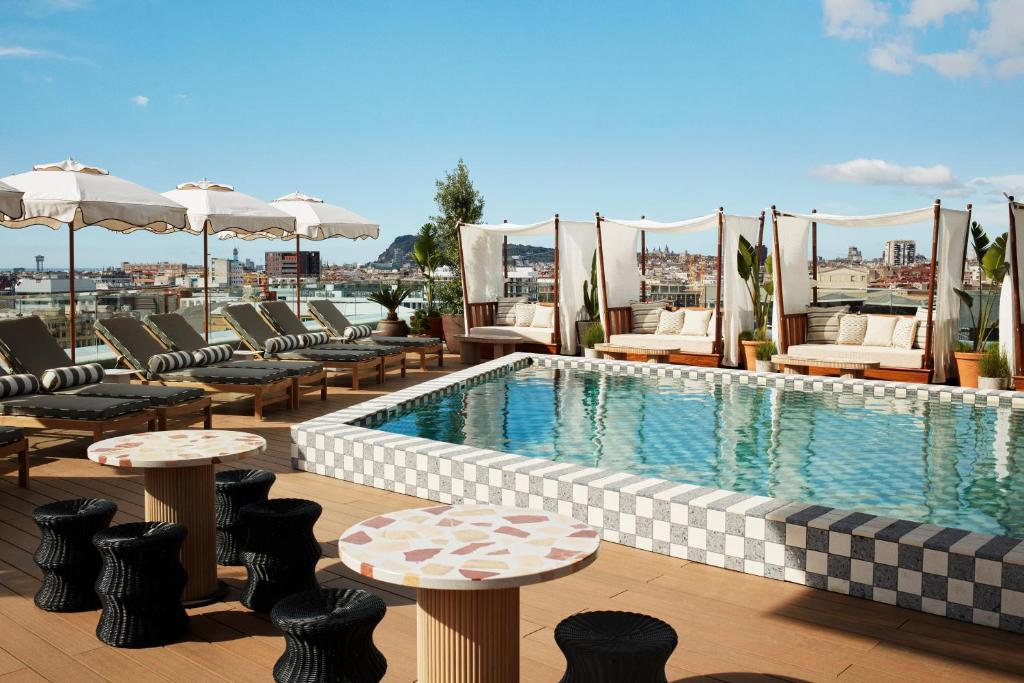 Situado en Barcelona, a 1,7 km de Bogatell, El Hoxton, Poblenou ofrece alojamiento con restaurante, aparcamiento privado, piscina al aire libre y...