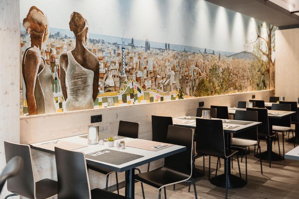 O Hotel Travessera está situado apenas a 600 metros do Parc Güell de Gaudí, numa área tranquila de Barcelona. Cada quarto climatizado e inclui acesso Wi-Fi gratuito.