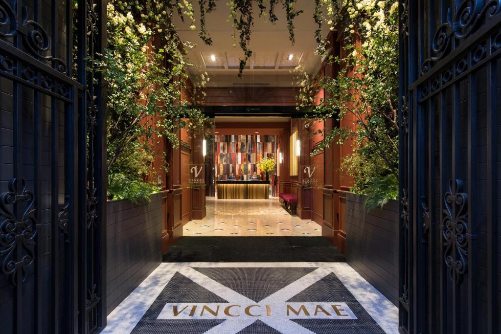 Set beside Barcelona's Francesc Macià Square, Vincci Mae features a terrace with a plunge pool and fantastic views of Diagonal Avenue and Tibidabo...