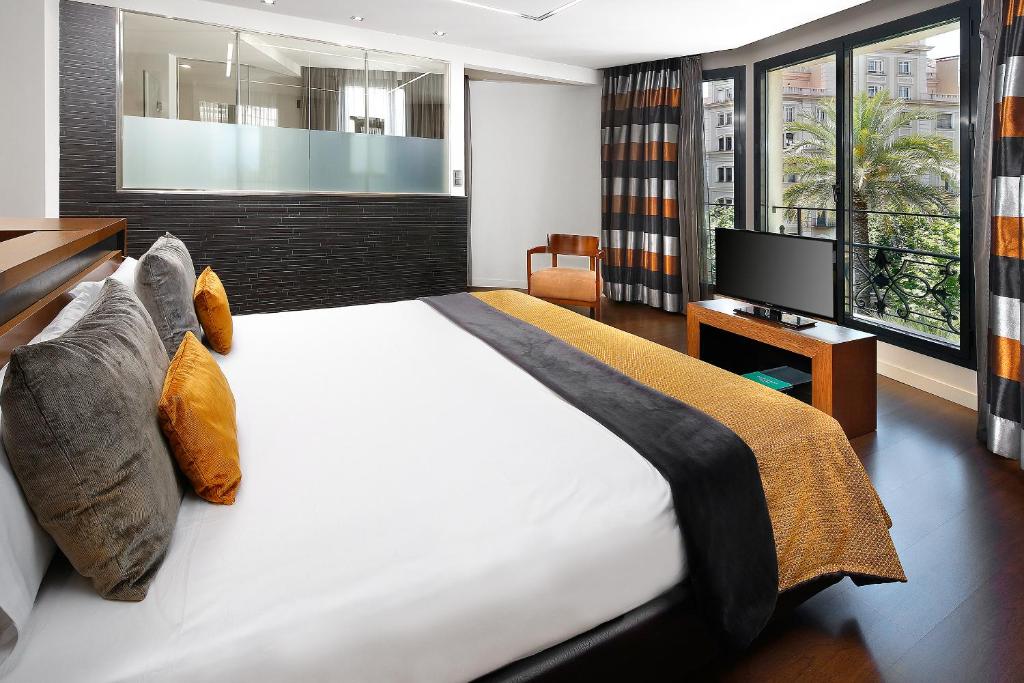 Le Wilson Boutique Hotel est situé sur le boulevard Avinguda Diagonal de Barcelone, à 12 minutes à pied de La Pedrera dans le Passeig de Gràcia.