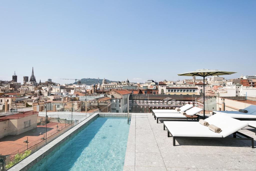 Situated in Barcelona in the Catalonia Region, 400 metres from Portal de l'Angel, Yurbban Passage Hotel boasts an outdoor pool and spa centre.