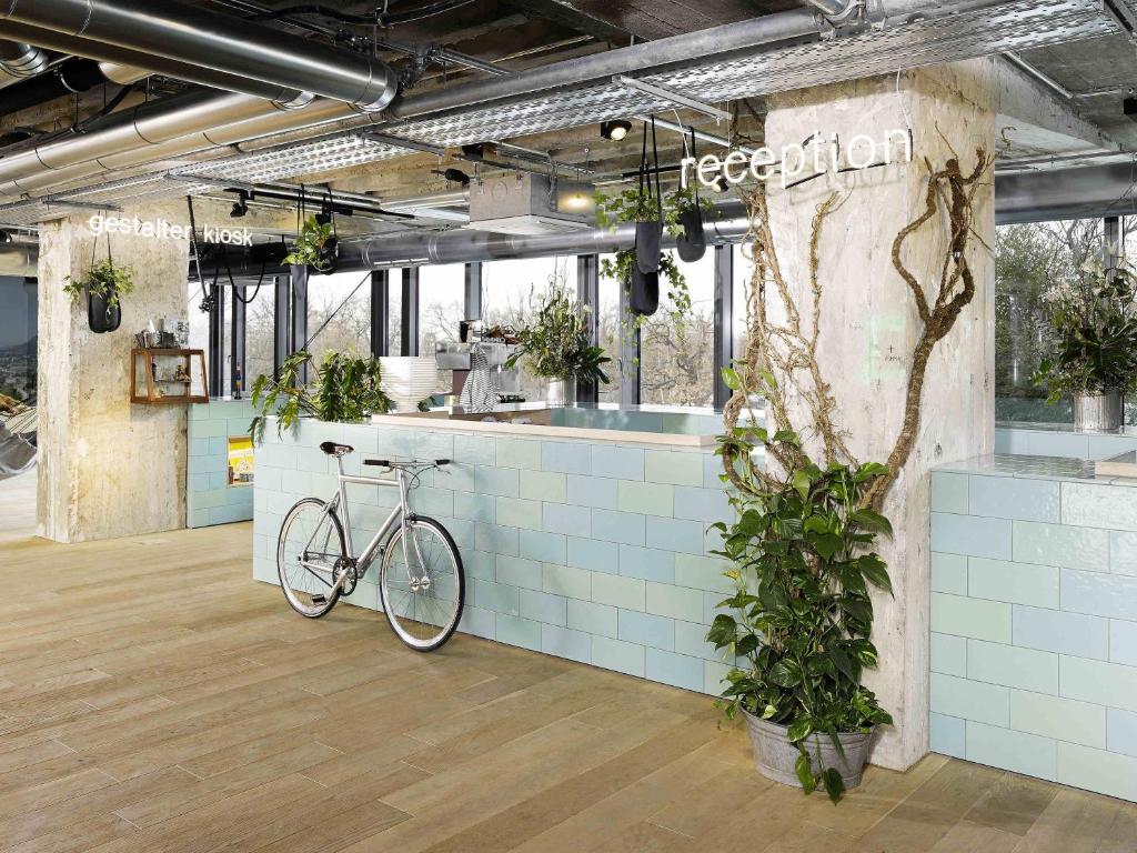 Well set in Berlin, 25hours Hotel Bikini Berlin provides air-conditioned rooms, a shared lounge, free WiFi and a terrace.