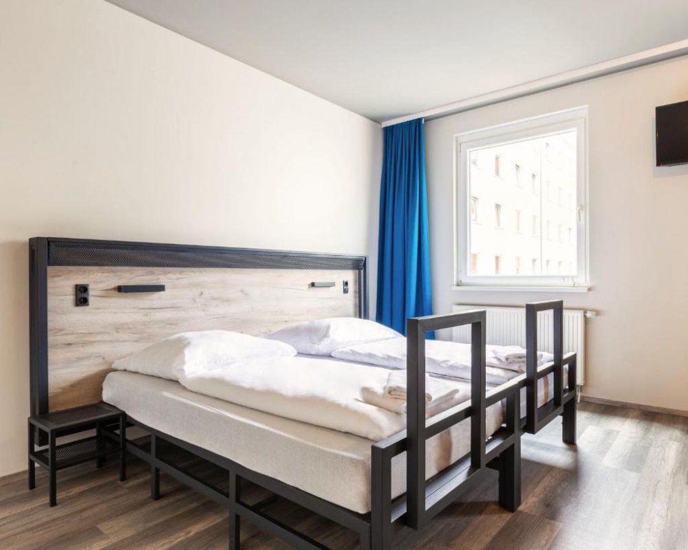 Just a 10-minute walk from Berlin Central Station, this hostel offers modern rooms, a 24-hour reception, and daily buffet breakfasts.