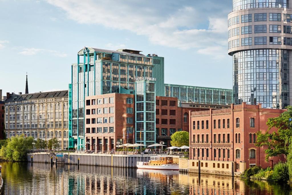 This 4-star hotel is located on the River Spree, just 500 metres from Tiergarten Park.