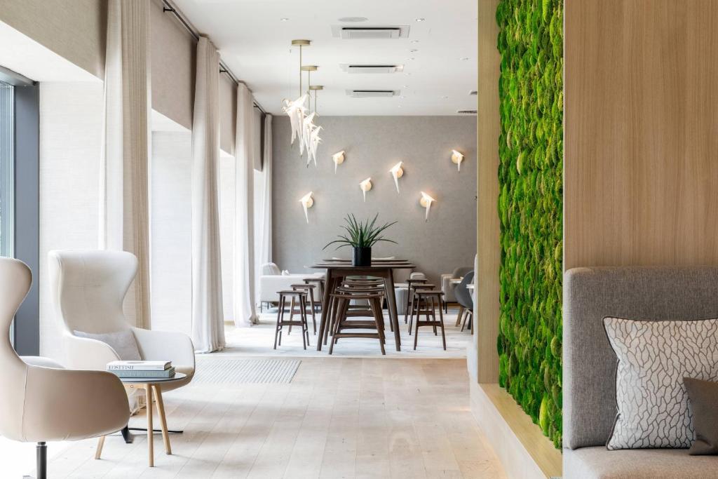 In a prime location in Berlin, AC Hotel by Marriott Berlin Humboldthain Park offers air-conditioned rooms, a fitness centre, free WiFi and a terrace.