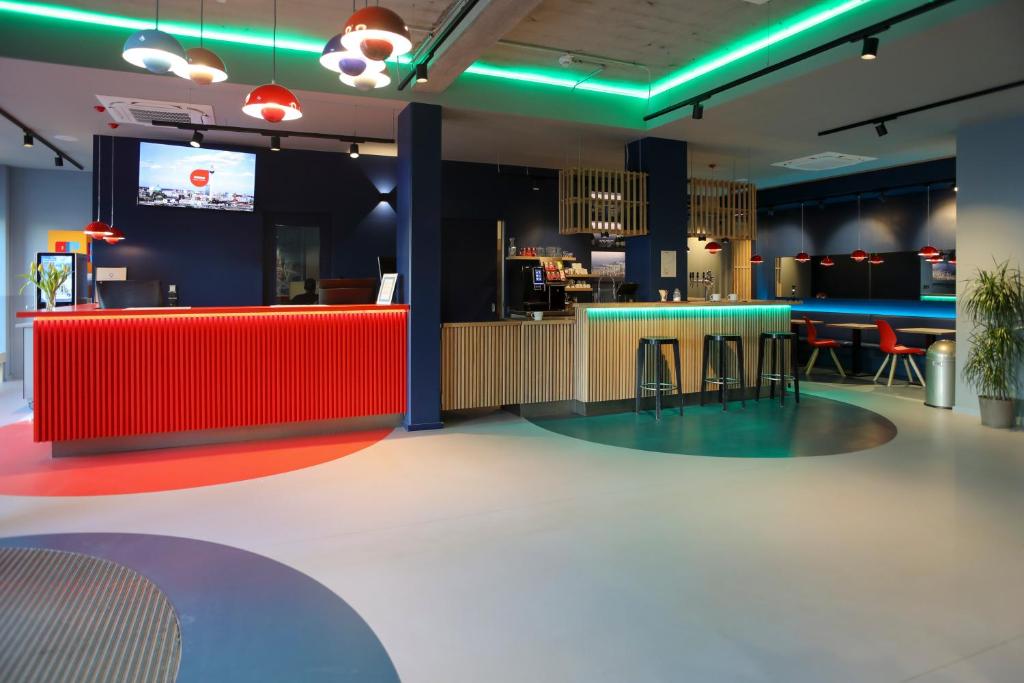 Just 300 metres from Möckernbrücke and Hallesches Tor Underground Stations, this hostel and hotel in the Kreuzberg district of Berlin offers rooms with...